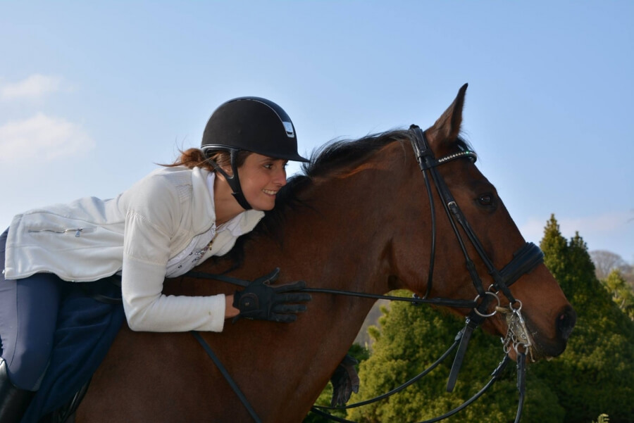 Portrait d'une cavalière amateur passionnée